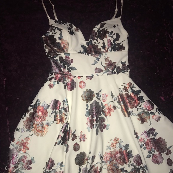Short white dress with red flowers - Picture 1 of 2